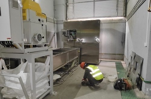 Coolant centrifuge installation for optical grinding and lapping slurry recovery